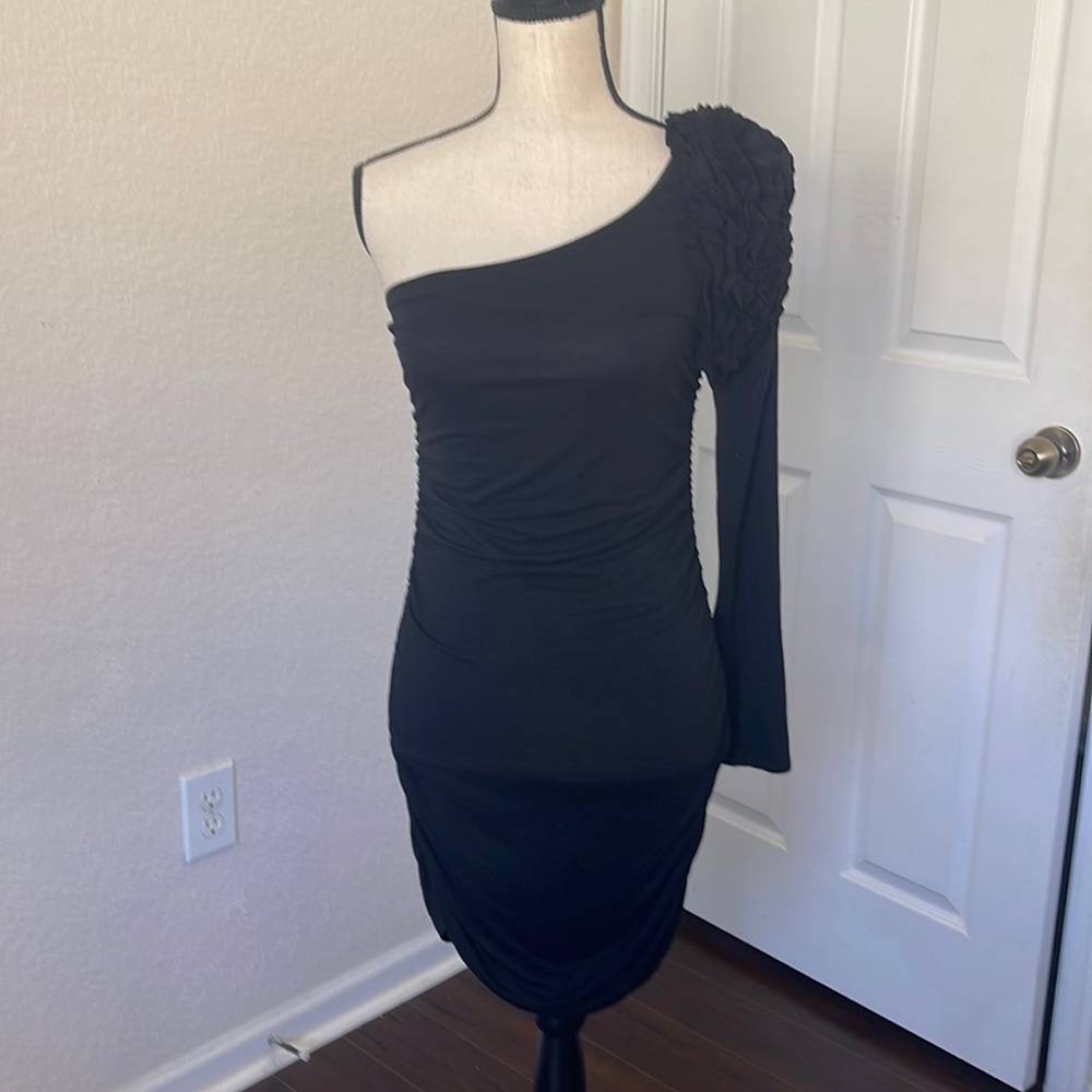 🖤Codigo,Black one shoulder dress with one ruffled long sleeve. Stretchy- Large